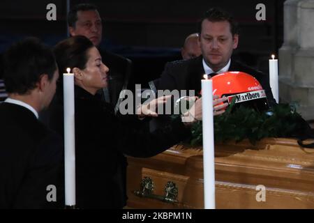 Birgitty Wetzinger, Witwe von Niki Lauda, legt während seiner Beerdigung am Stephansdom in Wien, Österreich, am 29. Mai 2019 Helm auf den Sarg. (Foto von Jakub Porzycki/NurPhoto) Stockfoto