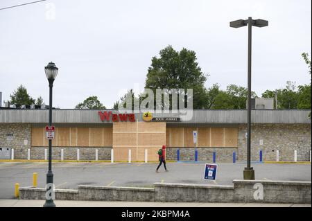 Die Geschäfte werden am 2. Juni 2020 auf Empfehlung des lokalen CDC im liberalen Stadtteil Mt Airy im Nordwesten von Philadelphia, PA, verladen. An diesem Wahltag - mit komprimierten Wahllokalen für die persönliche Abstimmung aufgrund von COVID-19 - bereitet sich die Gemeinschaft auch auf eine Vielzahl von Möglichkeiten der Gewalt und Vandalismus vor und stellt sich gegen diese. (Foto von Bastiaan Slabbers/NurPhoto) Stockfoto