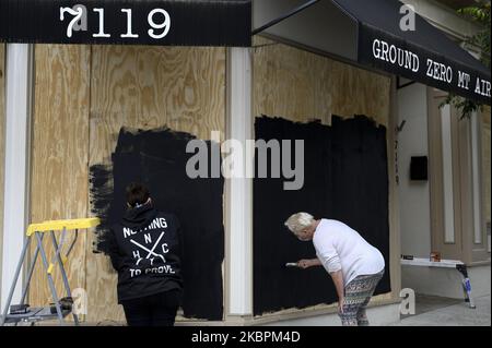 Am 2. Juni 2020 malt der Ladenbesitzer die Tafeln in der Mt Airy-Nachbarschaft im Nordwesten von Philadelphia, PA, schwarz. An diesem Wahltag - mit komprimierten Wahllokalen für die persönliche Abstimmung aufgrund von COVID-19 - bereitet sich die Gemeinde auch auf eine Vielzahl von Möglichkeiten der Gewalt und des Vandalismus vor (Foto: Bastiaan Slabbers/NurPhoto) Stockfoto