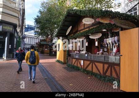 New Street, Birmingham, 4. November 2022. - Der Frankfurter Weihnachtsmarkt, der heute eröffnet wurde, hat einen großen Verlust an Besuchern erlebt, da die Preise in die Höhe schnellen und die Besucher mit der Krise der Lebenshaltungskosten kämpfen. Die Bierbars waren praktisch leer und kosteten ein Bier für 6,50 Pfund oder ein doppeltes Bier für 12,50 Pfund, genauso wie die Imbissstände. Auch die Zahl der Menschen wurde drastisch reduziert. Es gibt auch weniger Stände als in den Vorjahren. PIC by Credit: Stop Press Media/Alamy Live News Stockfoto