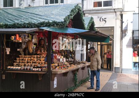 New Street, Birmingham, 4. November 2022. - Der Frankfurter Weihnachtsmarkt, der heute eröffnet wurde, hat einen großen Verlust an Besuchern erlebt, da die Preise in die Höhe schnellen und die Besucher mit der Krise der Lebenshaltungskosten kämpfen. Die Bierbars waren praktisch leer und kosteten ein Bier für 6,50 Pfund oder ein doppeltes Bier für 12,50 Pfund, genauso wie die Imbissstände. Auch die Zahl der Menschen wurde drastisch reduziert. Es gibt auch weniger Stände als in den Vorjahren. PIC by Credit: Stop Press Media/Alamy Live News Stockfoto