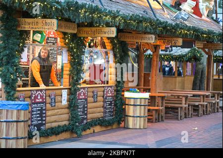 New Street, Birmingham, 4. November 2022. - Der Frankfurter Weihnachtsmarkt, der heute eröffnet wurde, hat einen großen Verlust an Besuchern erlebt, da die Preise in die Höhe schnellen und die Besucher mit der Krise der Lebenshaltungskosten kämpfen. Die Bierbars waren praktisch leer und kosteten ein Bier für 6,50 Pfund oder ein doppeltes Bier für 12,50 Pfund, genauso wie die Imbissstände. Auch die Zahl der Menschen wurde drastisch reduziert. Es gibt auch weniger Stände als in den Vorjahren. PIC by Credit: Stop Press Media/Alamy Live News Stockfoto