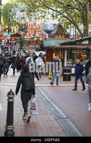 New Street, Birmingham, 4. November 2022. - Der Frankfurter Weihnachtsmarkt, der heute eröffnet wurde, hat einen großen Verlust an Besuchern erlebt, da die Preise in die Höhe schnellen und die Besucher mit der Krise der Lebenshaltungskosten kämpfen. Die Bierbars waren praktisch leer und kosteten ein Bier für 6,50 Pfund oder ein doppeltes Bier für 12,50 Pfund, genauso wie die Imbissstände. Auch die Zahl der Menschen wurde drastisch reduziert. Es gibt auch weniger Stände als in den Vorjahren. PIC by Credit: Stop Press Media/Alamy Live News Stockfoto