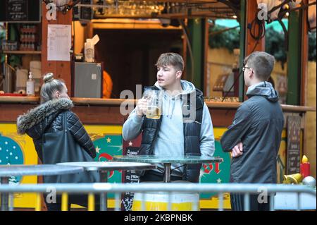 New Street, Birmingham, 4. November 2022. - Der Frankfurter Weihnachtsmarkt, der heute eröffnet wurde, hat einen großen Verlust an Besuchern erlebt, da die Preise in die Höhe schnellen und die Besucher mit der Krise der Lebenshaltungskosten kämpfen. Die Bierbars waren praktisch leer und kosteten ein Bier für 6,50 Pfund oder ein doppeltes Bier für 12,50 Pfund, genauso wie die Imbissstände. Auch die Zahl der Menschen wurde drastisch reduziert. Es gibt auch weniger Stände als in den Vorjahren. PIC by Credit: Stop Press Media/Alamy Live News Stockfoto