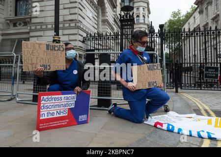 Eine Gruppe von Krankenschwestern, die Gesichtsmasken tragen, protestieren vor der Downing Street und fordern eine Gehaltserhöhung, einen wirksamen Schutz gegen COVID-19 und eine unverhältnismäßig hohe Sterblichkeit durch das neuartige Coronavirus unter ethnischen Minderheiten der BAME am 03. Juni 2020 in London, England. (Foto von Wiktor Szymanowicz/NurPhoto) Stockfoto