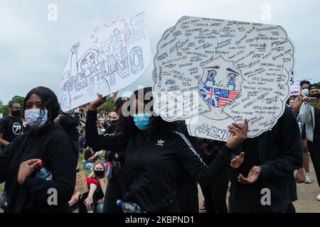 Tausende von Menschen versammeln sich im Hyde Park, um gegen den Missbrauch der Rechte schwarzer Menschen auf der ganzen Welt zu protestieren und am 03. Juni 2020 in London, England, ein Ende des systemischen Rassismus und der Polizeibrutalität zu fordern. Die aktuelle Protestwelle folgt auf den Mord an George Floyd durch Polizisten in den USA und einen Rückgang der polizeilichen Ermittlungen im Fall des britischen Transportarbeiters Belly Mujinga, Die an Covid-19 Tagen starb, nachdem sie an ihrem Arbeitsplatz von einer mit dem Virus infizierten Person angespuckt wurde. (Foto von Wiktor Szymanowicz/NurPhoto) Stockfoto