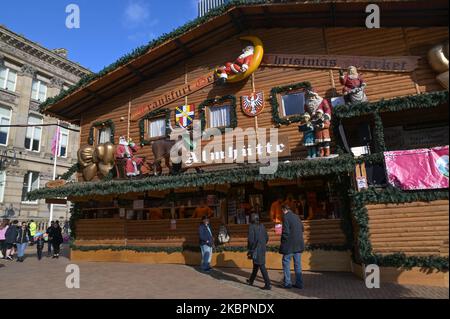 New Street, Birmingham, 4. November 2022. - Der Frankfurter Weihnachtsmarkt, der heute eröffnet wurde, hat einen großen Verlust an Besuchern erlebt, da die Preise in die Höhe schnellen und die Besucher mit der Krise der Lebenshaltungskosten kämpfen. Die Bierbars waren praktisch leer und kosteten ein Bier für 6,50 Pfund oder ein doppeltes Bier für 12,50 Pfund, genauso wie die Imbissstände. Auch die Zahl der Menschen wurde drastisch reduziert. Es gibt auch weniger Stände als in den Vorjahren. PIC by Credit: Stop Press Media/Alamy Live News Stockfoto