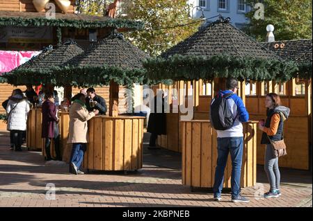 New Street, Birmingham, 4. November 2022. - Der Frankfurter Weihnachtsmarkt, der heute eröffnet wurde, hat einen großen Verlust an Besuchern erlebt, da die Preise in die Höhe schnellen und die Besucher mit der Krise der Lebenshaltungskosten kämpfen. Die Bierbars waren praktisch leer und kosteten ein Bier für 6,50 Pfund oder ein doppeltes Bier für 12,50 Pfund, genauso wie die Imbissstände. Auch die Zahl der Menschen wurde drastisch reduziert. Es gibt auch weniger Stände als in den Vorjahren. PIC by Credit: Stop Press Media/Alamy Live News Stockfoto