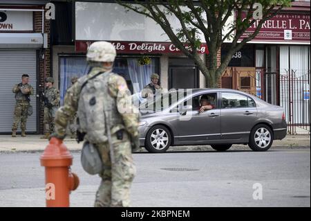 National Guardsmen unterstützen Polizeibeamte bei der Bewachung lokaler Unternehmen, die vor kurzem von Plünderern getroffen wurden, im Stadtteil Wadsworth/Mt Airy in Philadelphia, PA, am 3. Juni 2020. (Foto von Bastiaan Slabbers/NurPhoto) Stockfoto
