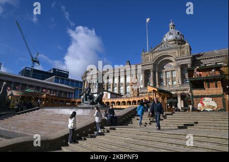 New Street, Birmingham, 4. November 2022. - Der Frankfurter Weihnachtsmarkt, der heute eröffnet wurde, hat einen großen Verlust an Besuchern erlebt, da die Preise in die Höhe schnellen und die Besucher mit der Krise der Lebenshaltungskosten kämpfen. Die Bierbars waren praktisch leer und kosteten ein Bier für 6,50 Pfund oder ein doppeltes Bier für 12,50 Pfund, genauso wie die Imbissstände. Auch die Zahl der Menschen wurde drastisch reduziert. Es gibt auch weniger Stände als in den Vorjahren. PIC by Credit: Stop Press Media/Alamy Live News Stockfoto