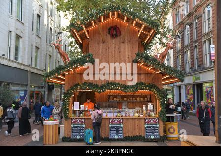 New Street, Birmingham, 4. November 2022. - Der Frankfurter Weihnachtsmarkt, der heute eröffnet wurde, hat einen großen Verlust an Besuchern erlebt, da die Preise in die Höhe schnellen und die Besucher mit der Krise der Lebenshaltungskosten kämpfen. Die Bierbars waren praktisch leer und kosteten ein Bier für 6,50 Pfund oder ein doppeltes Bier für 12,50 Pfund, genauso wie die Imbissstände. Auch die Zahl der Menschen wurde drastisch reduziert. Es gibt auch weniger Stände als in den Vorjahren. PIC by Credit: Stop Press Media/Alamy Live News Stockfoto