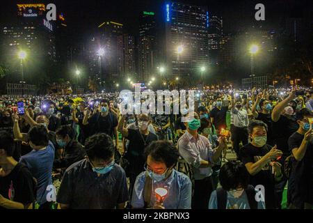 Um 20:09 Uhr Ortszeit hielten die Bewohner in Stille Kerzen und Mobiltelefone hoch, um an die Toten zu erinnern, die während des Massakers auf dem Platz des Himmlischen Friedens 1989 in China verloren wurden. Victoria Park, Causeway Bay, Hongkong, 4.. Juni 2002 (Foto von Tommy Walker/NurPhoto) Stockfoto