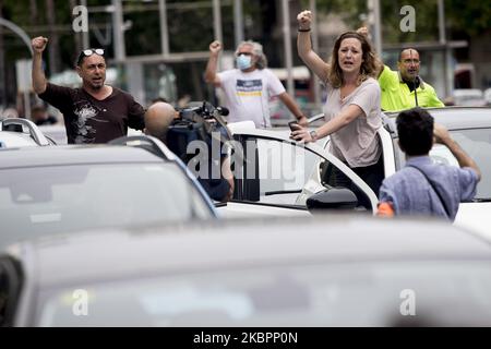 Arbeiter und Verwandte der NISSAN-Firma blockieren die Avinguda Diagonal in Barcelona mit ihren Fahrzeugen und versammeln sich am 4. Juni 2020 vor dem japanischen Konsulat und der Anwaltskanzlei Garrigues, die für die Verteidigung des japanischen Autokonzerns verantwortlich ist, in Barcelona, Spanien. (Foto von Albert Llop/NurPhoto) Stockfoto