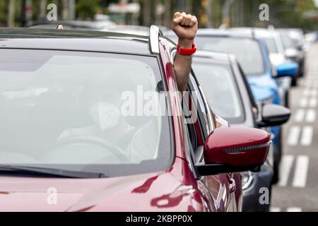 Arbeiter und Verwandte der NISSAN-Firma blockieren die Avinguda Diagonal in Barcelona mit ihren Fahrzeugen und versammeln sich am 4. Juni 2020 vor dem japanischen Konsulat und der Anwaltskanzlei Garrigues, die für die Verteidigung des japanischen Autokonzerns verantwortlich ist, in Barcelona, Spanien. (Foto von Albert Llop/NurPhoto) Stockfoto