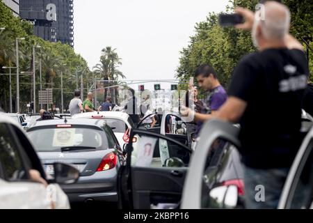 Arbeiter und Verwandte der NISSAN-Firma blockieren die Avinguda Diagonal in Barcelona mit ihren Fahrzeugen und versammeln sich am 4. Juni 2020 vor dem japanischen Konsulat und der Anwaltskanzlei Garrigues, die für die Verteidigung des japanischen Autokonzerns verantwortlich ist, in Barcelona, Spanien. (Foto von Albert Llop/NurPhoto) Stockfoto