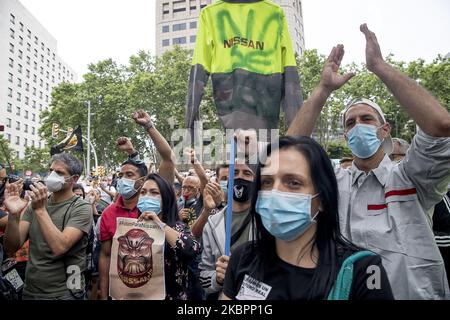 Arbeiter und Verwandte der NISSAN-Firma blockieren die Avinguda Diagonal in Barcelona mit ihren Fahrzeugen und versammeln sich am 4. Juni 2020 vor dem japanischen Konsulat und der Anwaltskanzlei Garrigues, die für die Verteidigung des japanischen Autokonzerns verantwortlich ist, in Barcelona, Spanien. (Foto von Albert Llop/NurPhoto) Stockfoto