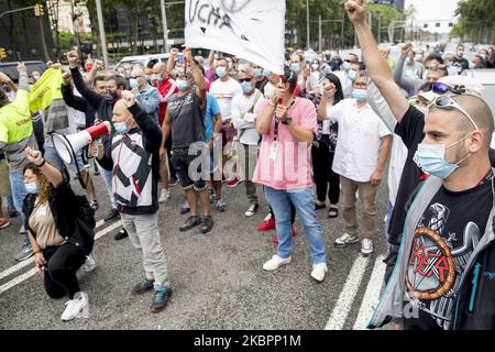 Arbeiter und Verwandte der NISSAN-Firma blockieren die Avinguda Diagonal in Barcelona mit ihren Fahrzeugen und versammeln sich am 4. Juni 2020 vor dem japanischen Konsulat und der Anwaltskanzlei Garrigues, die für die Verteidigung des japanischen Autokonzerns verantwortlich ist, in Barcelona, Spanien. (Foto von Albert Llop/NurPhoto) Stockfoto
