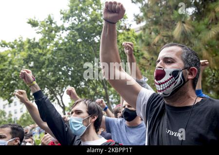 Arbeiter und Verwandte der NISSAN-Firma blockieren die Avinguda Diagonal in Barcelona mit ihren Fahrzeugen und versammeln sich am 4. Juni 2020 vor dem japanischen Konsulat und der Anwaltskanzlei Garrigues, die für die Verteidigung des japanischen Autokonzerns verantwortlich ist, in Barcelona, Spanien. (Foto von Albert Llop/NurPhoto) Stockfoto
