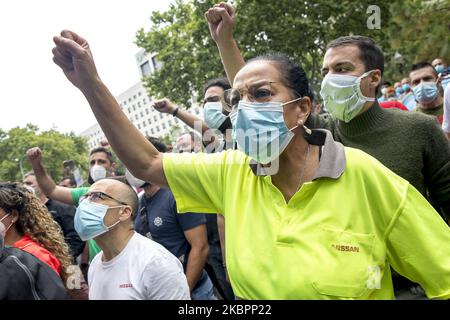 Arbeiter und Verwandte der NISSAN-Firma blockieren die Avinguda Diagonal in Barcelona mit ihren Fahrzeugen und versammeln sich am 4. Juni 2020 vor dem japanischen Konsulat und der Anwaltskanzlei Garrigues, die für die Verteidigung des japanischen Autokonzerns verantwortlich ist, in Barcelona, Spanien. (Foto von Albert Llop/NurPhoto) Stockfoto