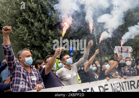 Arbeiter und Verwandte der NISSAN-Firma blockieren die Avinguda Diagonal in Barcelona mit ihren Fahrzeugen und versammeln sich am 4. Juni 2020 vor dem japanischen Konsulat und der Anwaltskanzlei Garrigues, die für die Verteidigung des japanischen Autokonzerns verantwortlich ist, in Barcelona, Spanien. (Foto von Albert Llop/NurPhoto) Stockfoto