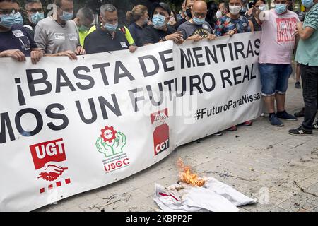 Arbeiter und Verwandte der NISSAN-Firma blockieren die Avinguda Diagonal in Barcelona mit ihren Fahrzeugen und versammeln sich am 4. Juni 2020 vor dem japanischen Konsulat und der Anwaltskanzlei Garrigues, die für die Verteidigung des japanischen Autokonzerns verantwortlich ist, in Barcelona, Spanien. (Foto von Albert Llop/NurPhoto) Stockfoto