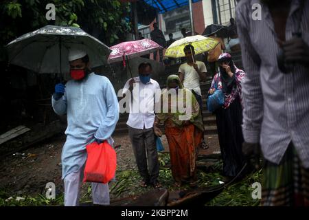 Am Donnerstag, den 04.06.2020, fahren Menschen mit Regenschirm auf einem Boot über den Fluss Buriganga in der Nähe des Sadarghat Launch Terminals in Dhaka, Bangladesch. (Foto von Syed Mahamudur Rahman/NurPhoto) Stockfoto