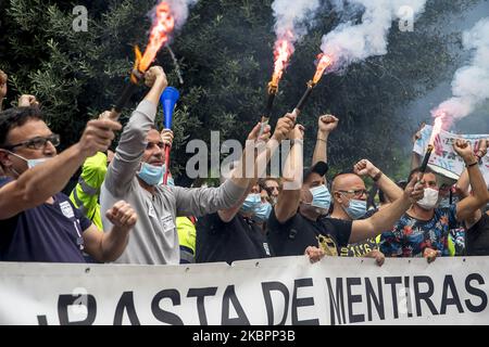 Arbeiter und Verwandte der NISSAN-Firma blockieren die Avinguda Diagonal in Barcelona mit ihren Fahrzeugen und versammeln sich am 4. Juni 2020 vor dem japanischen Konsulat und der Anwaltskanzlei Garrigues, die für die Verteidigung des japanischen Autokonzerns verantwortlich ist, in Barcelona, Spanien. (Foto von Albert Llop/NurPhoto) Stockfoto