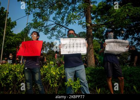 Demonstranten, die Plakate tragen, nehmen am 4. Juni 2020 an einer Kundgebung gegen das Anti-Terror-Gesetz an der Universität der Philippinen in Quezon City, Philippinen, Teil. Nach dem vorgeschlagenen Gesetz kann eine Person, die als Terrorist verdächtigt wird, bis zu 24 Tage ohne Haftbefehl festgehalten, unter Überwachung gestellt und zu lebenslanger Haft verurteilt werden. Das Gesetz wurde gestern, am 3. Juni, in seiner dritten und letzten Lesung vom Repräsentantenhaus gebilligt. (Foto: Lisa Marie David/NurPhoto) Stockfoto