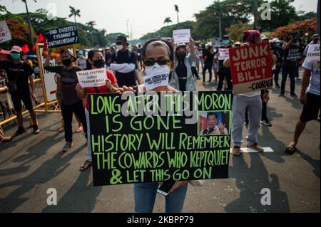 Demonstranten nehmen am 4. Juni 2020 an einer Kundgebung gegen das Anti-Terror-Gesetz an der Universität der Philippinen in Quezon City, Philippinen, Teil. Nach dem vorgeschlagenen Gesetz kann eine Person, die als Terrorist verdächtigt wird, bis zu 24 Tage ohne Haftbefehl festgehalten, unter Überwachung gestellt und zu lebenslanger Haft verurteilt werden. Das Gesetz wurde gestern, am 3. Juni, in seiner dritten und letzten Lesung vom Repräsentantenhaus gebilligt. (Foto: Lisa Marie David/NurPhoto) Stockfoto