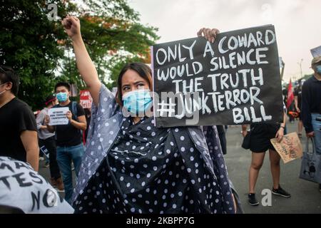 Eine Frau, die ein Plakat trägt, nimmt an einem Protest gegen das Anti-Terror-Gesetz am 4. Juni 2020 an der Universität der Philippinen in Quezon City, Philippinen, Teil. Nach dem vorgeschlagenen Gesetz kann eine Person, die als Terrorist verdächtigt wird, bis zu 24 Tage ohne Haftbefehl festgehalten, unter Überwachung gestellt und zu lebenslanger Haft verurteilt werden. Das Gesetz wurde gestern, am 3. Juni, in seiner dritten und letzten Lesung vom Repräsentantenhaus gebilligt. (Foto: Lisa Marie David/NurPhoto) Stockfoto