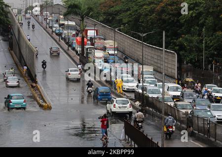 Am 04. Juni 2020 bewegen sich die Fahrzeuge bei einem Stau in Mumbai, Indien, langsam entlang einer Autobahn. Der Monsun in Indien dauert offiziell von Juni bis September. (Foto von Himanshu Bhatt/NurPhoto) Stockfoto