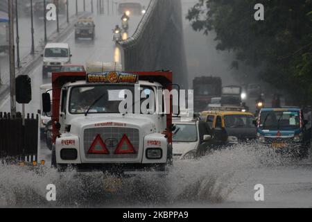 Am 04. Juni 2020 fährt ein LKW während heftiger Regenfälle in Mumbai, Indien, durch das Hochwasser. Der Monsun in Indien dauert offiziell von Juni bis September. (Foto von Himanshu Bhatt/NurPhoto) Stockfoto