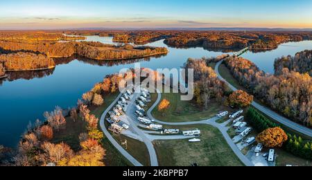 Luftpanorama eines Wohnmobil-Familiencamps im Herbst mit Bergen im Hintergrund am Tims Ford Lake in Tennessee USA. Stockfoto