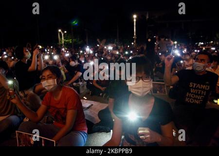 Hunderte von Teilnehmern nehmen an einer Kerzenlichtmahnwache auf dem Demokratietsplatz in Taipei, Taiwan, am Donnerstag, den 4. Juni 2020, Teil. Anlässlich des 31.. Jahrestages der Niederschlagung der pro-demokratischen Bewegung durch das chinesische Militär auf dem Tiananmen-Platz in Peking. (Foto von Ceng Shou Yi/NurPhoto) Stockfoto