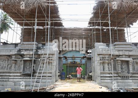 Wiederaufbau des Raja Gopuram-Turms des Arul Eswari Muthumariamman Hindu-Tempels in Jaffna, Sri Lanka, am 15. August 2017. Der Turm wurde während des 26-jährigen Bürgerkrieges zwischen der Sri-lankischen Armee und der LTTE (Liberation Tigers of Tamil Eelam) durch Bombenangriffe zerstört. Dies ist nur eine der vielen Erinnerungen an die tiefen Narben, die der Bürgerkrieg hinterlassen hat, der schätzungsweise 40.000 Menschen getötet hat. (Foto von Creative Touch Imaging Ltd./NurPhoto) Stockfoto