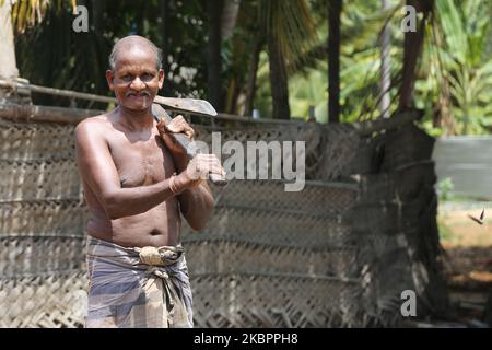 Arbeiter hält eine Axt während des Wiederaufbaus des Raja Gopuram-Turms des Arul Eswari Muthumariamman Hindu-Tempels in Jaffna, Sri Lanka, am 15. August 2017. Der Turm wurde während des 26-jährigen Bürgerkrieges zwischen der Sri-lankischen Armee und der LTTE (Liberation Tigers of Tamil Eelam) durch Bombenangriffe zerstört. Dies ist nur eine der vielen Erinnerungen an die tiefen Narben, die der Bürgerkrieg hinterlassen hat, der schätzungsweise 40.000 Menschen getötet hat. (Foto von Creative Touch Imaging Ltd./NurPhoto) Stockfoto