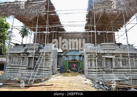 Wiederaufbau des Raja Gopuram-Turms des Arul Eswari Muthumariamman Hindu-Tempels in Jaffna, Sri Lanka, am 15. August 2017. Der Turm wurde während des 26-jährigen Bürgerkrieges zwischen der Sri-lankischen Armee und der LTTE (Liberation Tigers of Tamil Eelam) durch Bombenangriffe zerstört. Dies ist nur eine der vielen Erinnerungen an die tiefen Narben, die der Bürgerkrieg hinterlassen hat, der schätzungsweise 40.000 Menschen getötet hat. (Foto von Creative Touch Imaging Ltd./NurPhoto) Stockfoto