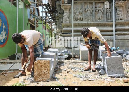 Arbeiter meißeln Stein während des Wiederaufbaus des Raja Gopuram-Turms des Arul Eswari Muthumariamman Hindu-Tempels in Jaffna, Sri Lanka, am 15. August 2017. Der Turm wurde während des 26-jährigen Bürgerkrieges zwischen der Sri-lankischen Armee und der LTTE (Liberation Tigers of Tamil Eelam) durch Bombenangriffe zerstört. Dies ist nur eine der vielen Erinnerungen an die tiefen Narben, die der Bürgerkrieg hinterlassen hat, der schätzungsweise 40.000 Menschen getötet hat. (Foto von Creative Touch Imaging Ltd./NurPhoto) Stockfoto