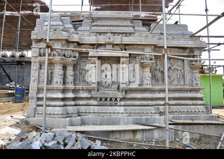 Wiederaufbau des Raja Gopuram-Turms des Arul Eswari Muthumariamman Hindu-Tempels in Jaffna, Sri Lanka, am 15. August 2017. Der Turm wurde während des 26-jährigen Bürgerkrieges zwischen der Sri-lankischen Armee und der LTTE (Liberation Tigers of Tamil Eelam) durch Bombenangriffe zerstört. Dies ist nur eine der vielen Erinnerungen an die tiefen Narben, die der Bürgerkrieg hinterlassen hat, der schätzungsweise 40.000 Menschen getötet hat. (Foto von Creative Touch Imaging Ltd./NurPhoto) Stockfoto