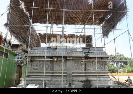 Wiederaufbau des Raja Gopuram-Turms des Arul Eswari Muthumariamman Hindu-Tempels in Jaffna, Sri Lanka, am 15. August 2017. Der Turm wurde während des 26-jährigen Bürgerkrieges zwischen der Sri-lankischen Armee und der LTTE (Liberation Tigers of Tamil Eelam) durch Bombenangriffe zerstört. Dies ist nur eine der vielen Erinnerungen an die tiefen Narben, die der Bürgerkrieg hinterlassen hat, der schätzungsweise 40.000 Menschen getötet hat. (Foto von Creative Touch Imaging Ltd./NurPhoto) Stockfoto