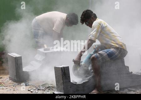 Arbeiter schnitten am 15. August 2017 während des Wiederaufbaus des Raja Gopuram-Turms des Arul Eswari Muthumariamman Hindu-Tempels in Jaffna, Sri Lanka, Stein. Der Turm wurde während des 26-jährigen Bürgerkrieges zwischen der Sri-lankischen Armee und der LTTE (Liberation Tigers of Tamil Eelam) durch Bombenangriffe zerstört. Dies ist nur eine der vielen Erinnerungen an die tiefen Narben, die der Bürgerkrieg hinterlassen hat, der schätzungsweise 40.000 Menschen getötet hat. (Foto von Creative Touch Imaging Ltd./NurPhoto) Stockfoto