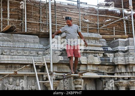 Arbeiter steht auf einem Gerüst während des Wiederaufbaus des Raja Gopuram-Turms des Arul Eswari Muthumariamman Hindu-Tempels am 15. August 2017 in Jaffna, Sri Lanka. Der Turm wurde während des 26-jährigen Bürgerkrieges zwischen der Sri-lankischen Armee und der LTTE (Liberation Tigers of Tamil Eelam) durch Bombenangriffe zerstört. Dies ist nur eine der vielen Erinnerungen an die tiefen Narben, die der Bürgerkrieg hinterlassen hat, der schätzungsweise 40.000 Menschen getötet hat. (Foto von Creative Touch Imaging Ltd./NurPhoto) Stockfoto