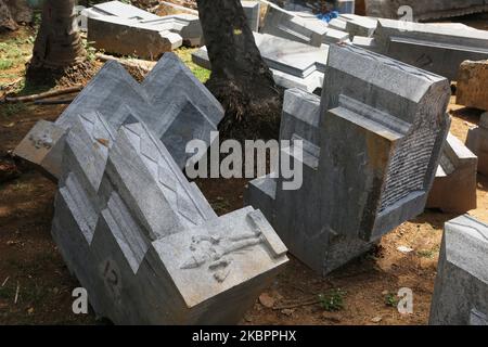 Steine während des Wiederaufbaus des Raja-Gopuram-Turms des Arul Eswari-Muthumariamman-Hindu-Tempels in Jaffna, Sri Lanka, am 15. August 2017. Der Turm wurde während des 26-jährigen Bürgerkrieges zwischen der Sri-lankischen Armee und der LTTE (Liberation Tigers of Tamil Eelam) durch Bombenangriffe zerstört. Dies ist nur eine der vielen Erinnerungen an die tiefen Narben, die der Bürgerkrieg hinterlassen hat, der schätzungsweise 40.000 Menschen getötet hat. (Foto von Creative Touch Imaging Ltd./NurPhoto) Stockfoto