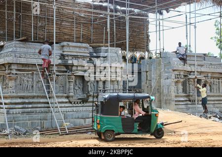 Wiederaufbau des Raja Gopuram-Turms des Arul Eswari Muthumariamman Hindu-Tempels in Jaffna, Sri Lanka, am 15. August 2017. Der Turm wurde während des 26-jährigen Bürgerkrieges zwischen der Sri-lankischen Armee und der LTTE (Liberation Tigers of Tamil Eelam) durch Bombenangriffe zerstört. Dies ist nur eine der vielen Erinnerungen an die tiefen Narben, die der Bürgerkrieg hinterlassen hat, der schätzungsweise 40.000 Menschen getötet hat. (Foto von Creative Touch Imaging Ltd./NurPhoto) Stockfoto