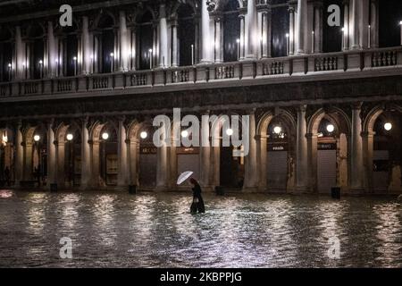 Der Markusplatz ist eines der niedrigsten Gebiete auf dem Meeresspiegel in Venedig. In der Nacht vom 4.. Juni 2020 wurde der Platz vollständig von Wasser bedeckt, da das Wasser bis 116cm auf den Meeresspiegel stieg. Das Phänomen des Hochwassers ist während des Sommers ungewöhnlich, da es in den letzten 20 Jahren nur 4 Mal passiert ist. Venedig wurde letzten November von einem der höchsten Hochwassergewässer der letzten Jahre und dann von der Coronavirus-Krise getroffen, da der größte Teil des Tourismus verschwunden ist, auch wenn Italien nun offiziell die Grenze wieder geöffnet hat und einige Besucher beginnen, nach Venedig zurückzukehren. Am 4. Juni 2020 im Ehrw Stockfoto