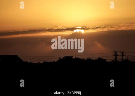 Die Sonne geht am 05. Juni 2020 im Osten des Gazastreifens auf. (Foto von Sameh Rahmi/NurPhoto) Stockfoto