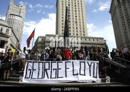 Demonstranten protestieren auf dem Foley Square während einer Kundgebung als Reaktion auf die Tötung von George Floyd durch die Polizei von Minneapolis am 04. Juni 2020 im Stadtteil Brooklyn von New York City Proteste im ganzen Land wurden nach dem Tod von George Floyd am 25. Mai motiviert, Nachdem er 8 Minuten und 46 Sekunden lang vom weißen Polizeibeamten Derek Chauvin in Minneapolis, Minnesota, erstickt wurde. (Foto von John Lamparski/NurPhoto) Stockfoto