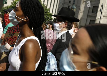Demonstranten protestieren auf dem Foley Square während einer Kundgebung als Reaktion auf die Tötung von George Floyd durch die Polizei von Minneapolis am 04. Juni 2020 im Stadtteil Brooklyn von New York City Proteste im ganzen Land wurden nach dem Tod von George Floyd am 25. Mai motiviert, Nachdem er 8 Minuten und 46 Sekunden lang vom weißen Polizeibeamten Derek Chauvin in Minneapolis, Minnesota, erstickt wurde. (Foto von John Lamparski/NurPhoto) Stockfoto