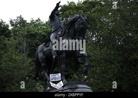 Ein Zeichen hängt von der Statue von George Washington auf dem Union Square während einer Kundgebung als Reaktion auf die Tötung von George Floyd durch Minneapolis Polizei am 04. Juni, 2020 im Stadtteil Brooklyn von New York City Proteste im ganzen Land wurden nach dem Tod von George Floyd am 25. Mai motiviert, nachdem er 8 Minuten und 46 Sekunden lang vom weißen Polizeibeamten Derek Chauvin in Minneapolis, Minnesota, erstickt worden war. (Foto von John Lamparski/NurPhoto) Stockfoto