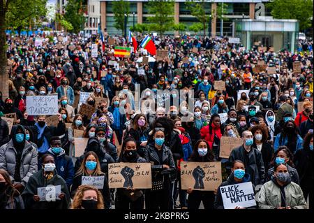 Tausende von Menschen versammelten sich während des massiven Solidaritätsproteste gegen die Gewalt gegen Schwarze, der am 5. 2020. Juni in Utrecht stattfindet. (Foto von Romy Arroyo Fernandez/NurPhoto) Stockfoto